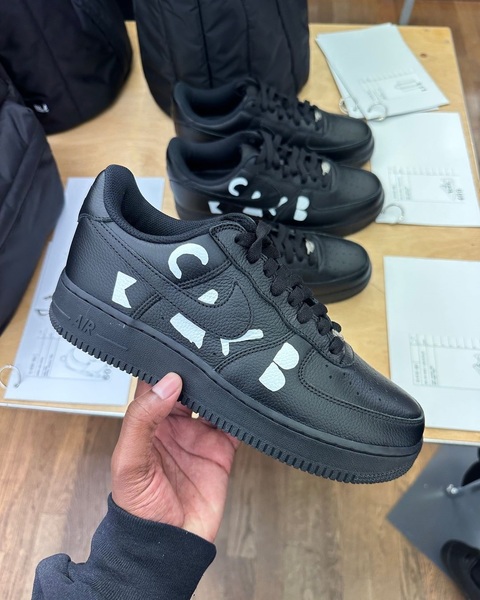 COMME des GARCONS und Nike enthullen Black Air Force 1 Low fur